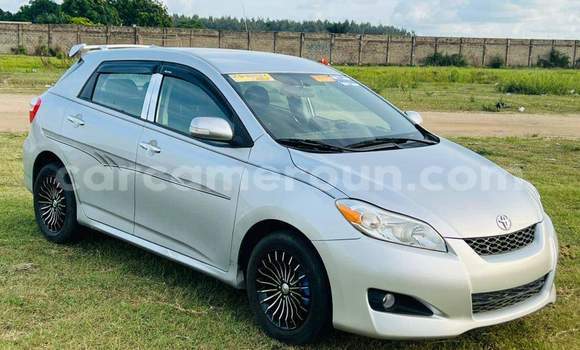 Sayi Na hannu Toyota Matrix Azurfa Mota in Douala a Ƙasar Kamaru