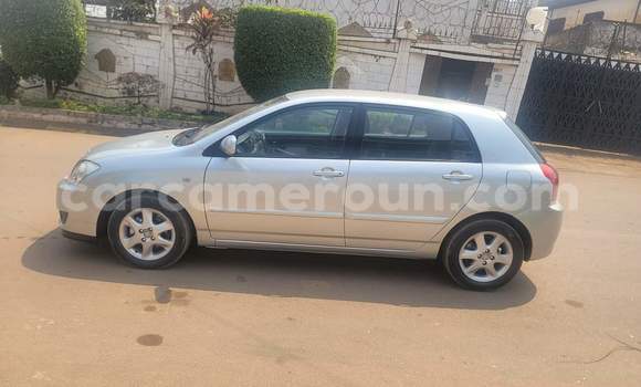 Sayi Na hannu Toyota Corolla Azurfa Mota in Yaounde a Babban Kamaru Sayi Na hannu Toyota Corolla Azurfa Mota in Yaounde a Babban Kamaru