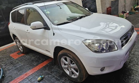 Sayi Na hannu Toyota RAV4 White Mota in Yaounde a Babban Kamaru