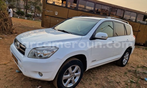 Sayi Na hannu Toyota RAV4 White Mota in Yaounde a Babban Kamaru Sayi Na hannu Toyota RAV4 White Mota in Yaounde a Babban Kamaru