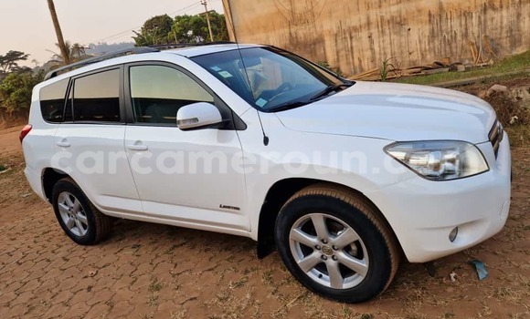 Sayi Na hannu Toyota RAV4 White Mota in Yaounde a Babban Kamaru Sayi Na hannu Toyota RAV4 White Mota in Yaounde a Babban Kamaru