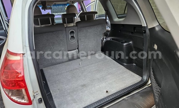 Sayi Na hannu Toyota RAV4 White Mota in Yaounde a Babban Kamaru Sayi Na hannu Toyota RAV4 White Mota in Yaounde a Babban Kamaru