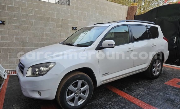 Sayi Na hannu Toyota RAV4 White Mota in Yaounde a Babban Kamaru Sayi Na hannu Toyota RAV4 White Mota in Yaounde a Babban Kamaru