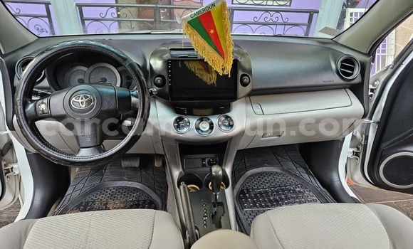 Sayi Na hannu Toyota RAV4 White Mota in Yaounde a Babban Kamaru Sayi Na hannu Toyota RAV4 White Mota in Yaounde a Babban Kamaru