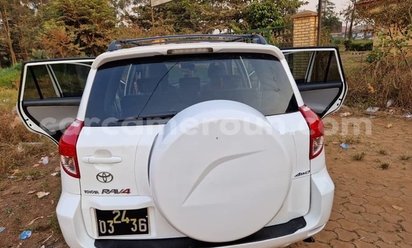 Sayi Na hannu Toyota RAV4 White Mota in Yaounde a Babban Kamaru Sayi Na hannu Toyota RAV4 White Mota in Yaounde a Babban Kamaru
