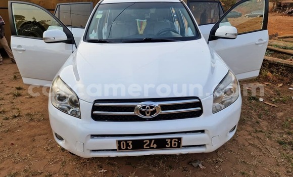 Sayi Na hannu Toyota RAV4 White Mota in Yaounde a Babban Kamaru Sayi Na hannu Toyota RAV4 White Mota in Yaounde a Babban Kamaru