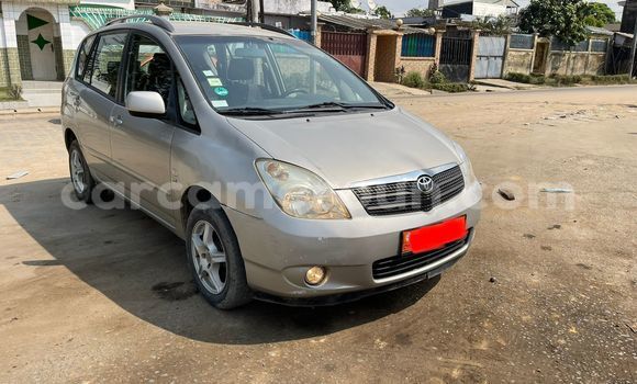 Sayi Na hannu Toyota Corolla Azurfa Mota in Douala a Ƙasar Kamaru