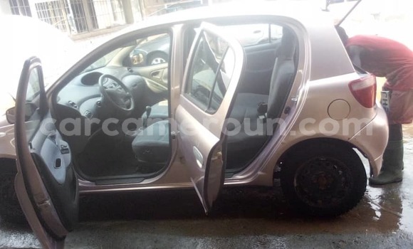 Sayi Imported Toyota Yaris Azurfa Mota in Douala a Ƙasar Kamaru Sayi Imported Toyota Yaris Azurfa Mota in Douala a Ƙasar Kamaru