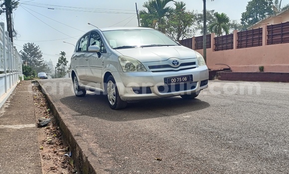 Sayi Na hannu Toyota Corolla Verso Azurfa Mota in Yaounde a Babban Kamaru Sayi Na hannu Toyota Corolla Verso Azurfa Mota in Yaounde a Babban Kamaru