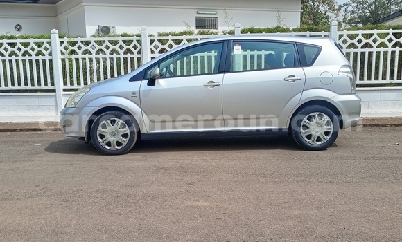 Acheter Occasion Voiture Toyota Corolla Verso Gris à Yaoundé, Central Cameroon Acheter Occasion Voiture Toyota Corolla Verso Gris à Yaoundé, Central Cameroon