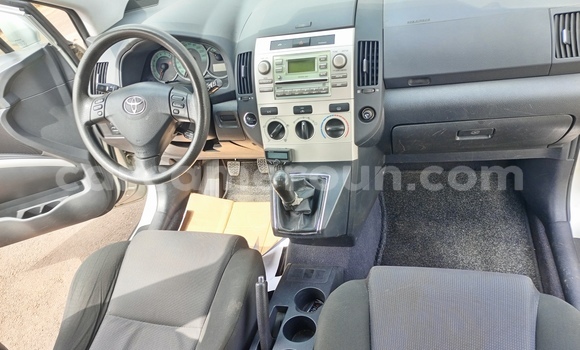 Acheter Occasion Voiture Toyota Corolla Verso Gris à Yaoundé, Central Cameroon Acheter Occasion Voiture Toyota Corolla Verso Gris à Yaoundé, Central Cameroon