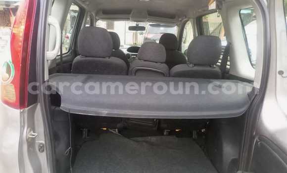 Sayi Na hannu Toyota Yaris Verso Azurfa Mota in Douala a Ƙasar Kamaru Sayi Na hannu Toyota Yaris Verso Azurfa Mota in Douala a Ƙasar Kamaru