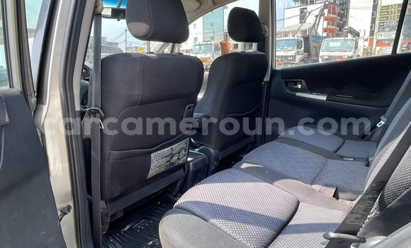 Sayi Na hannu Toyota Corolla Verso Azurfa Mota in Douala a Ƙasar Kamaru Sayi Na hannu Toyota Corolla Verso Azurfa Mota in Douala a Ƙasar Kamaru