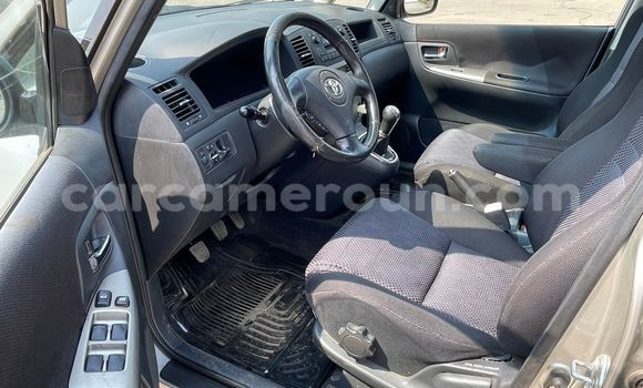 Sayi Na hannu Toyota Corolla Verso Azurfa Mota in Douala a Ƙasar Kamaru Sayi Na hannu Toyota Corolla Verso Azurfa Mota in Douala a Ƙasar Kamaru