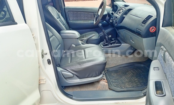 Acheter Occasion Voiture Toyota Hilux Blanc à Yaoundé, Central Cameroon Acheter Occasion Voiture Toyota Hilux Blanc à Yaoundé, Central Cameroon