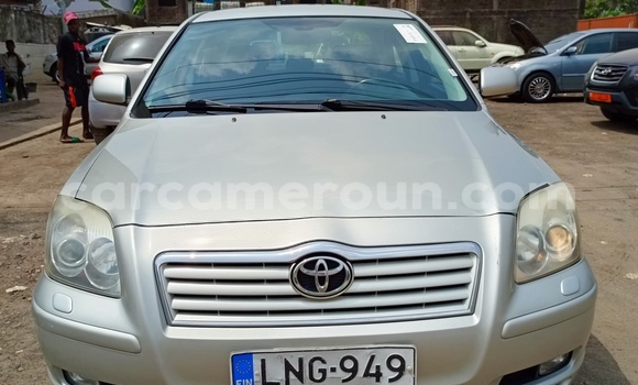 Sayi Sabo Toyota Avensis Azurfa Mota in Douala a Ƙasar Kamaru