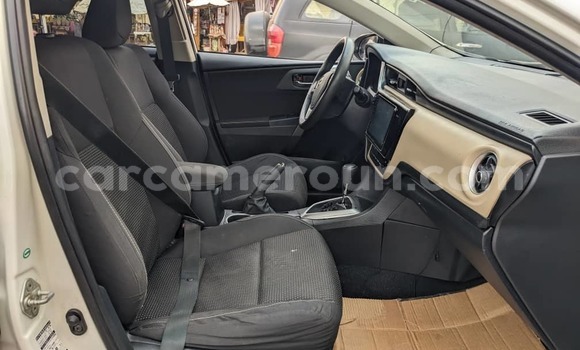 Sayi Na hannu Toyota Auris White Mota in Yaounde a Babban Kamaru Sayi Na hannu Toyota Auris White Mota in Yaounde a Babban Kamaru