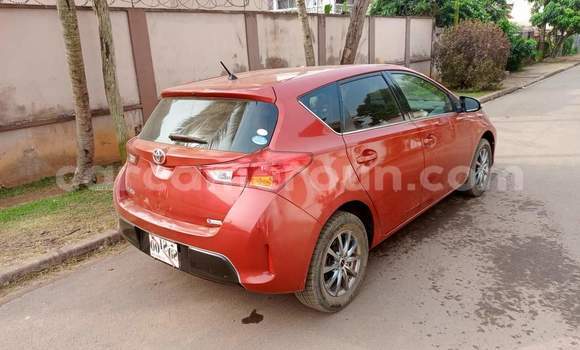 Sayi Na hannu Toyota Auris Red Mota in Yaounde a Babban Kamaru Sayi Na hannu Toyota Auris Red Mota in Yaounde a Babban Kamaru
