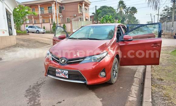 Sayi Na hannu Toyota Auris Red Mota in Yaounde a Babban Kamaru Sayi Na hannu Toyota Auris Red Mota in Yaounde a Babban Kamaru