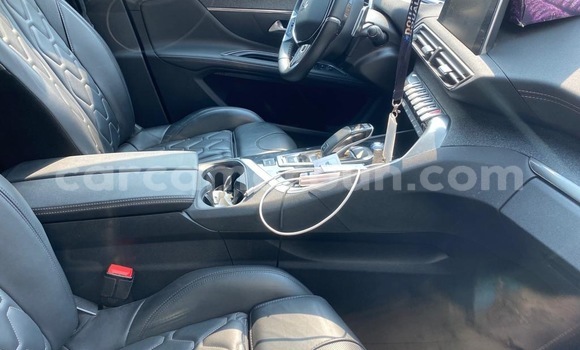 Sayi Sabo Peugeot 5008 Blue Mota in Douala a Ƙasar Kamaru Sayi Sabo Peugeot 5008 Blue Mota in Douala a Ƙasar Kamaru