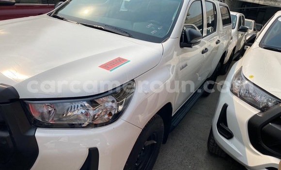 Sayi Sabo Toyota Hilux White Mota in Douala a Ƙasar Kamaru