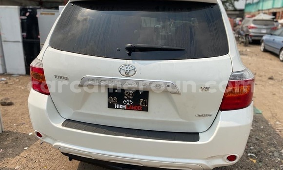Sayi Sabo Toyota Highlander White Mota in Douala a Ƙasar Kamaru