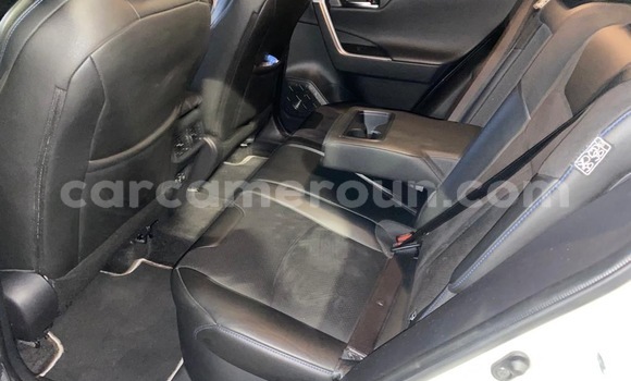 Sayi Sabo Toyota RAV4 White Mota in Douala a Ƙasar Kamaru Sayi Sabo Toyota RAV4 White Mota in Douala a Ƙasar Kamaru