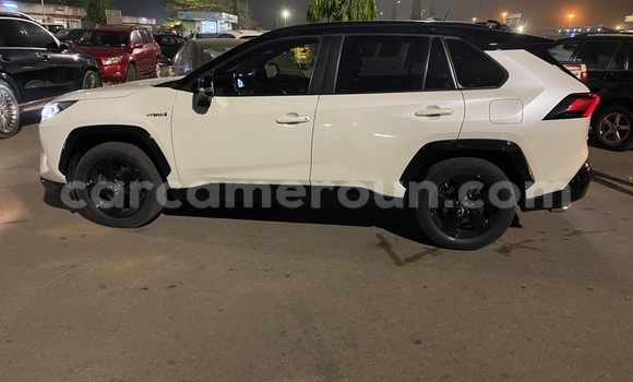 Sayi Sabo Toyota RAV4 White Mota in Douala a Ƙasar Kamaru Sayi Sabo Toyota RAV4 White Mota in Douala a Ƙasar Kamaru