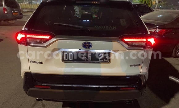 Sayi Sabo Toyota RAV4 White Mota in Douala a Ƙasar Kamaru Sayi Sabo Toyota RAV4 White Mota in Douala a Ƙasar Kamaru