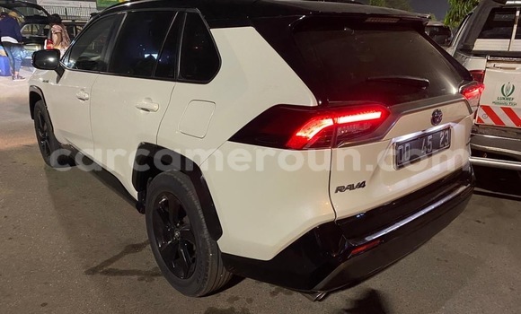 Sayi Sabo Toyota RAV4 White Mota in Douala a Ƙasar Kamaru Sayi Sabo Toyota RAV4 White Mota in Douala a Ƙasar Kamaru