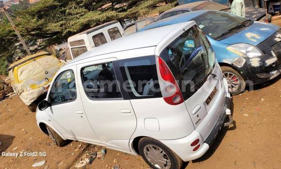 Sayi Na hannu Toyota Yaris Verso White Mota in Douala a Ƙasar Kamaru