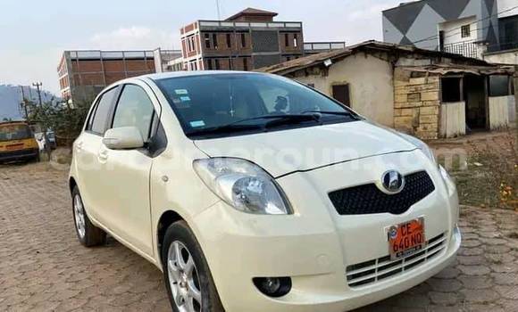 Sayi Na hannu Toyota Yaris White Mota in Douala a Ƙasar Kamaru
