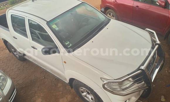 Sayi Na hannu Toyota Hilux White Mota in Douala a Ƙasar Kamaru