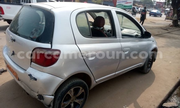 Sayi Na hannu Toyota Yaris Azurfa Mota in Douala a Ƙasar Kamaru