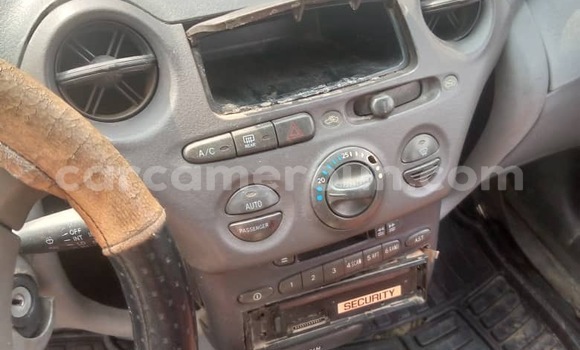 Sayi Na hannu Toyota Yaris Azurfa Mota in Douala a Ƙasar Kamaru Sayi Na hannu Toyota Yaris Azurfa Mota in Douala a Ƙasar Kamaru