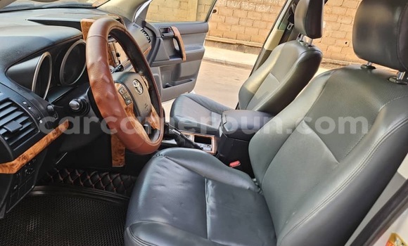 Sayi Na hannu Toyota Land Cruiser Prado White Mota in Yaounde a Babban Kamaru Sayi Na hannu Toyota Land Cruiser Prado White Mota in Yaounde a Babban Kamaru