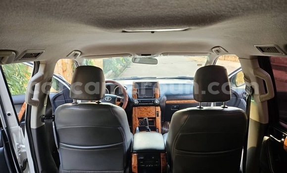 Sayi Na hannu Toyota Land Cruiser Prado White Mota in Yaounde a Babban Kamaru Sayi Na hannu Toyota Land Cruiser Prado White Mota in Yaounde a Babban Kamaru