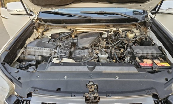 Sayi Na hannu Toyota Land Cruiser Prado White Mota in Yaounde a Babban Kamaru Sayi Na hannu Toyota Land Cruiser Prado White Mota in Yaounde a Babban Kamaru