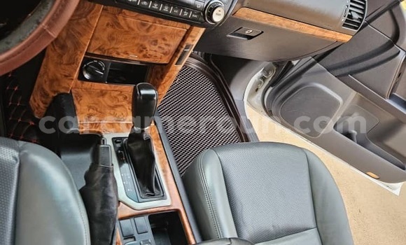 Sayi Na hannu Toyota Land Cruiser Prado White Mota in Yaounde a Babban Kamaru Sayi Na hannu Toyota Land Cruiser Prado White Mota in Yaounde a Babban Kamaru