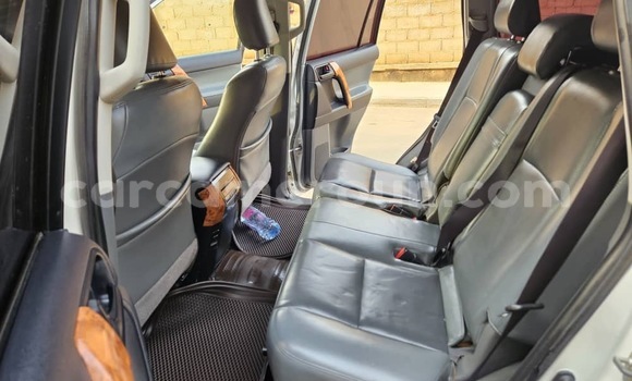 Sayi Na hannu Toyota Land Cruiser Prado White Mota in Yaounde a Babban Kamaru Sayi Na hannu Toyota Land Cruiser Prado White Mota in Yaounde a Babban Kamaru