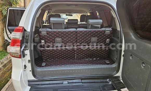 Sayi Na hannu Toyota Land Cruiser Prado White Mota in Yaounde a Babban Kamaru Sayi Na hannu Toyota Land Cruiser Prado White Mota in Yaounde a Babban Kamaru
