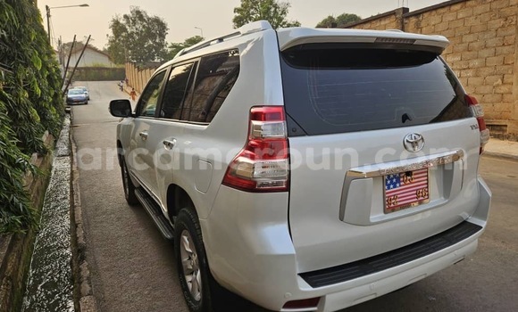 Sayi Na hannu Toyota Land Cruiser Prado White Mota in Yaounde a Babban Kamaru Sayi Na hannu Toyota Land Cruiser Prado White Mota in Yaounde a Babban Kamaru