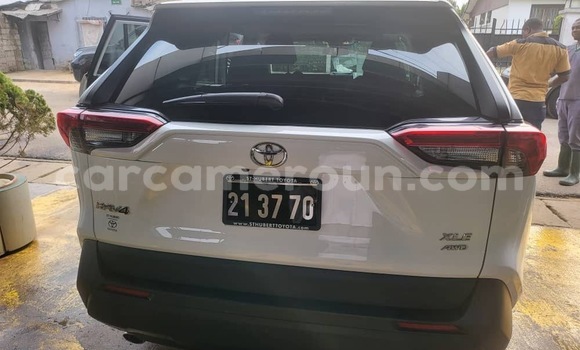 Sayi Sabo Toyota RAV4 White Mota in Douala a Ƙasar Kamaru Sayi Sabo Toyota RAV4 White Mota in Douala a Ƙasar Kamaru