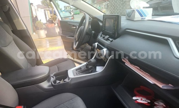 Sayi Sabo Toyota RAV4 White Mota in Douala a Ƙasar Kamaru Sayi Sabo Toyota RAV4 White Mota in Douala a Ƙasar Kamaru