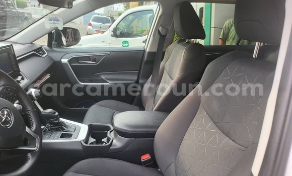 Sayi Sabo Toyota RAV4 White Mota in Douala a Ƙasar Kamaru Sayi Sabo Toyota RAV4 White Mota in Douala a Ƙasar Kamaru