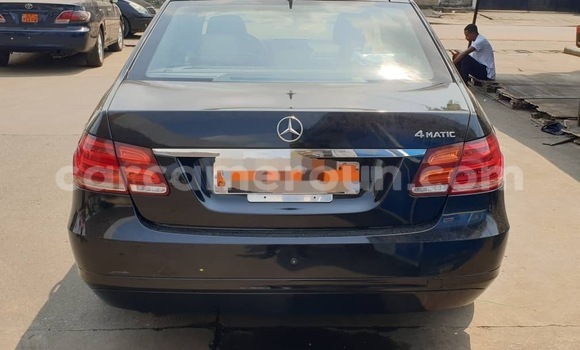 Sayi Na hannu Mercedes‒Benz E–Class Black Mota in Douala a Ƙasar Kamaru