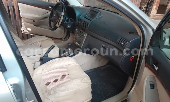 Sayi Sabo Toyota Avensis Azurfa Mota in Yaounde a Babban Kamaru Sayi Sabo Toyota Avensis Azurfa Mota in Yaounde a Babban Kamaru