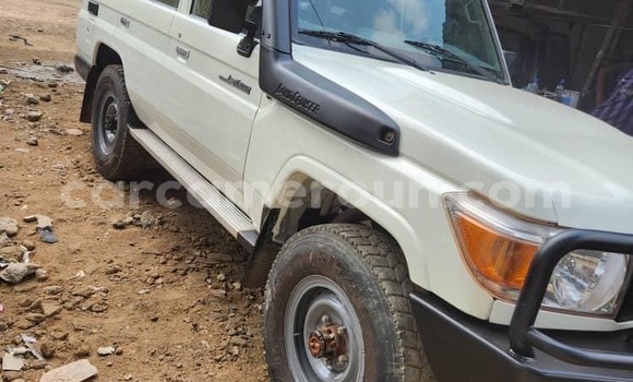 Sayi Sabo Toyota Land Cruiser White Mota in Douala a Ƙasar Kamaru