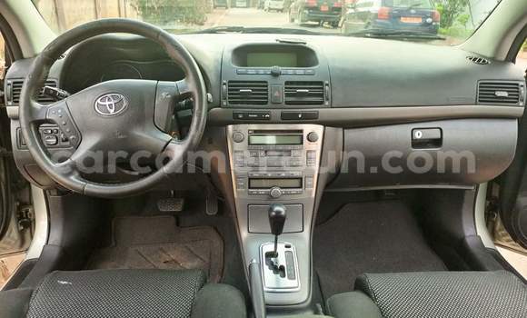 Sayi Na hannu Toyota Avensis Brown Mota in Yaounde a Babban Kamaru Sayi Na hannu Toyota Avensis Brown Mota in Yaounde a Babban Kamaru