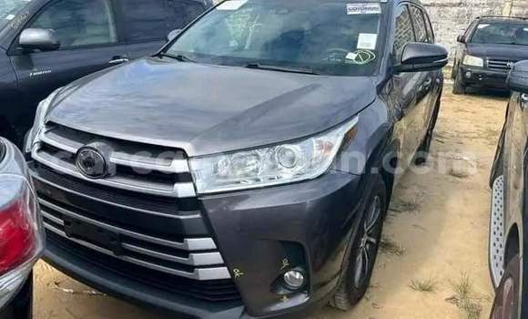 Sayi Na hannu Toyota Highlander Azurfa Mota in Yaounde a Babban Kamaru Sayi Na hannu Toyota Highlander Azurfa Mota in Yaounde a Babban Kamaru